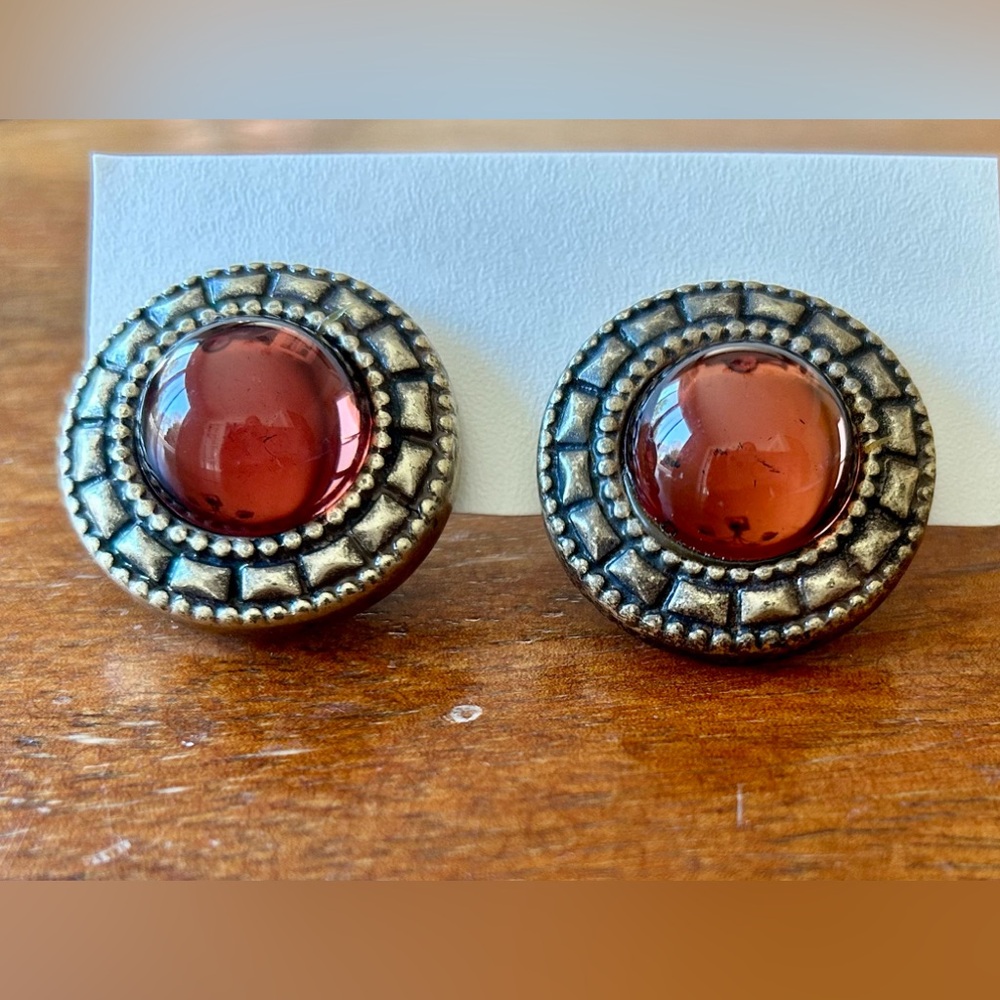 Vintage Ciner-like large Clip-on Earrings with Round Cabochon Amber Color Stone - Picture 3 of 6